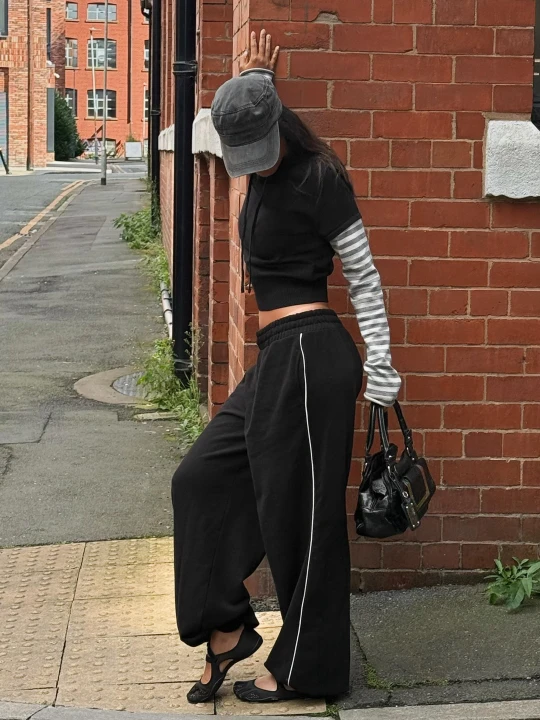 Zdjęcie produktu Bershka Spodnie Dresowe Jogger Dancer Kobieta Czarny