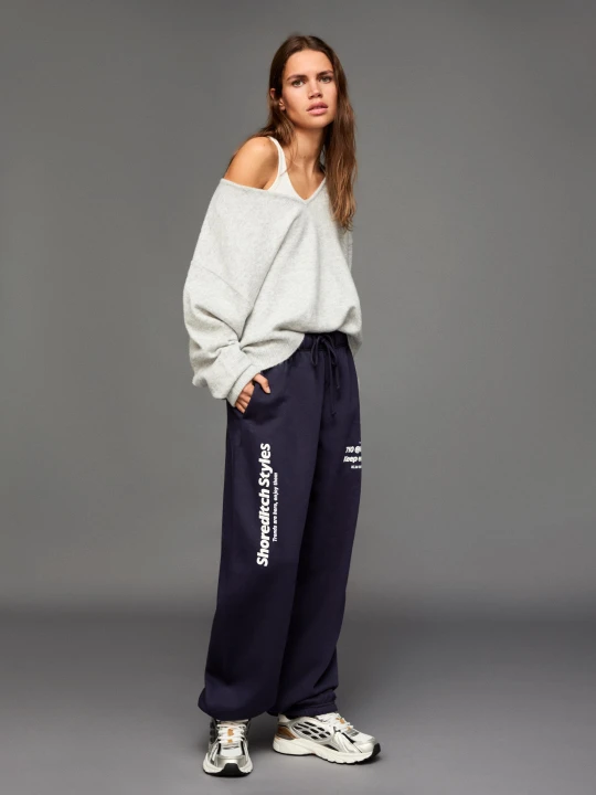 Zdjęcie produktu Bershka Spodnie Dresowe Jogger Z Nadrukiem Kobieta Granatowy
