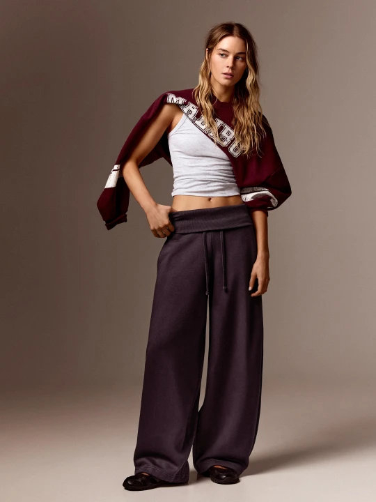Zdjęcie produktu Bershka Spodnie Dresowe Barrel Z Wywijanym Pasem Kobieta Fioletowy
