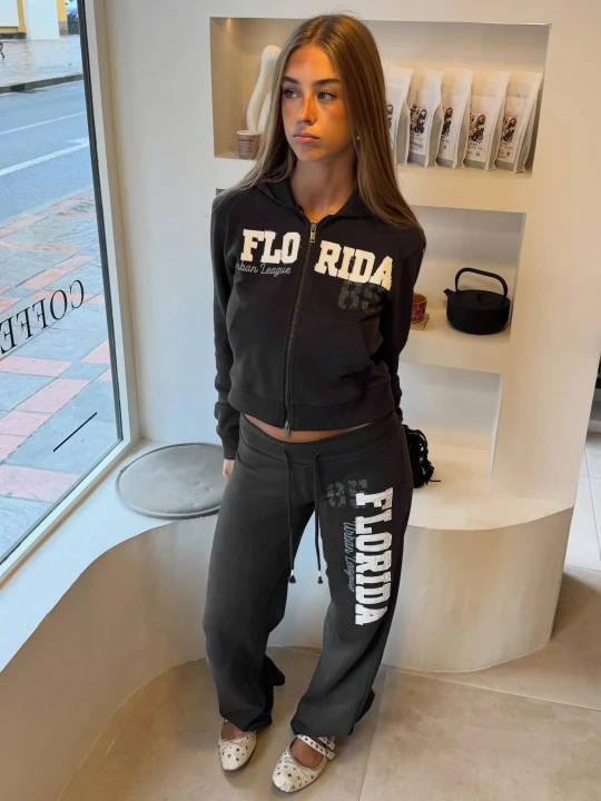 Zdjęcie produktu Bershka Spodnie Dresowe O Kroju Straight Z Nadrukiem Kobieta Szary