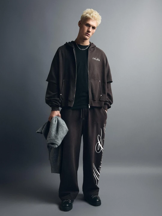 Zdjęcie produktu Bershka Spodnie Jogger O Kroju Super Baggy Z Nadrukiem Z Boku Mężczyzna Szary