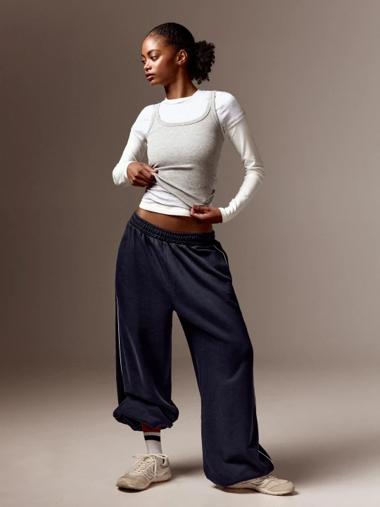 Zdjęcie produktu Bershka Spodnie Dresowe Typu Jogger Dancer Kobieta Granatowy