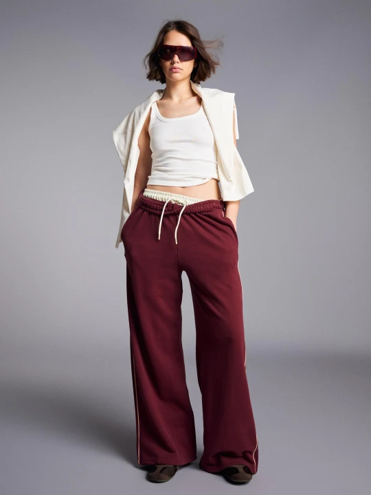 Zdjęcie produktu Bershka Spodnie Jogger Z Dzianiny Dresowej Kobieta Rubinowy