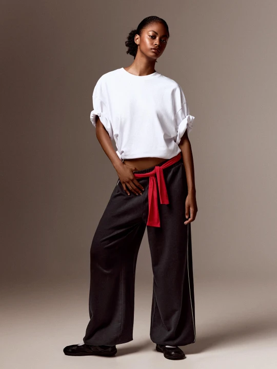 Zdjęcie produktu Bershka Spodnie Dresowe Typu Jogger Dancer Kobieta Szary
