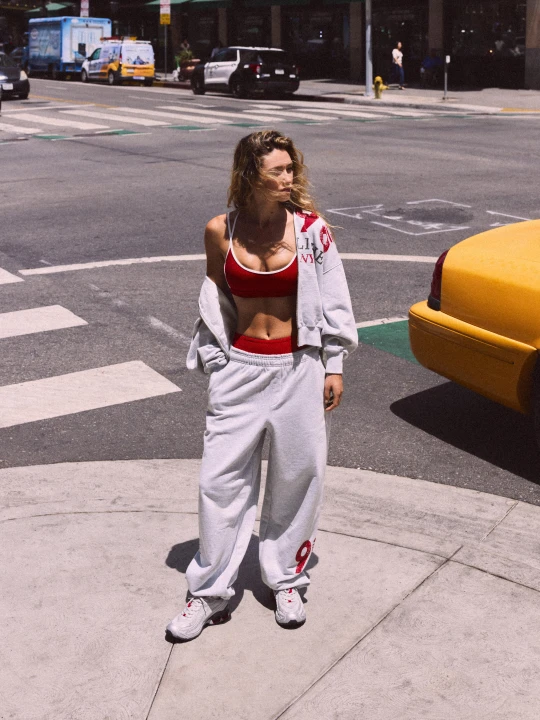Zdjęcie produktu Bershka Spodnie Jogger Z Dzianiny Dresowej Z Grafiką Kobieta Mieszanka Szarości