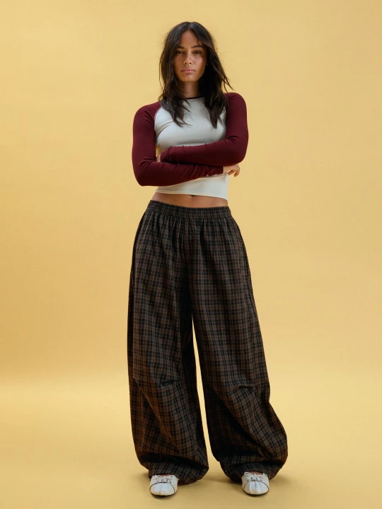 Zdjęcie produktu Bershka Spodnie O Kroju Barrel W Kratę Kobieta Brązowy