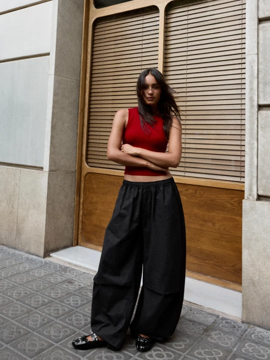 Zdjęcie produktu Bershka Spodnie O Kroju Barrel W Paski Kobieta Czarny