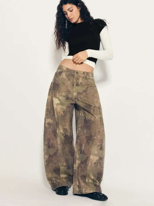 Zdjęcie produktu Bershka Spodnie O Kroju Barrel Z Nadrukiem Kobieta Wielokolorowy