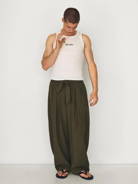 Zdjęcie produktu Bershka Spodnie O Kroju Barrel Z Zakładkami I Paskiem Mężczyzna Khaki