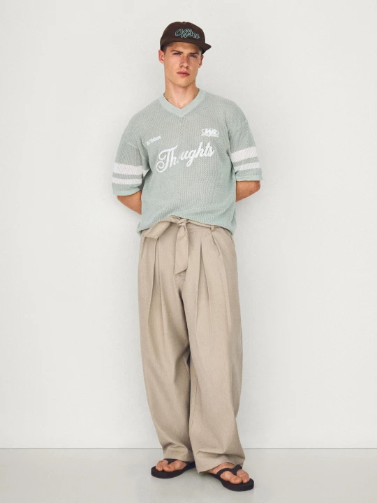 Zdjęcie produktu Bershka Spodnie O Kroju Barrel Z Zakładkami I Paskiem Mężczyzna Piaskowy