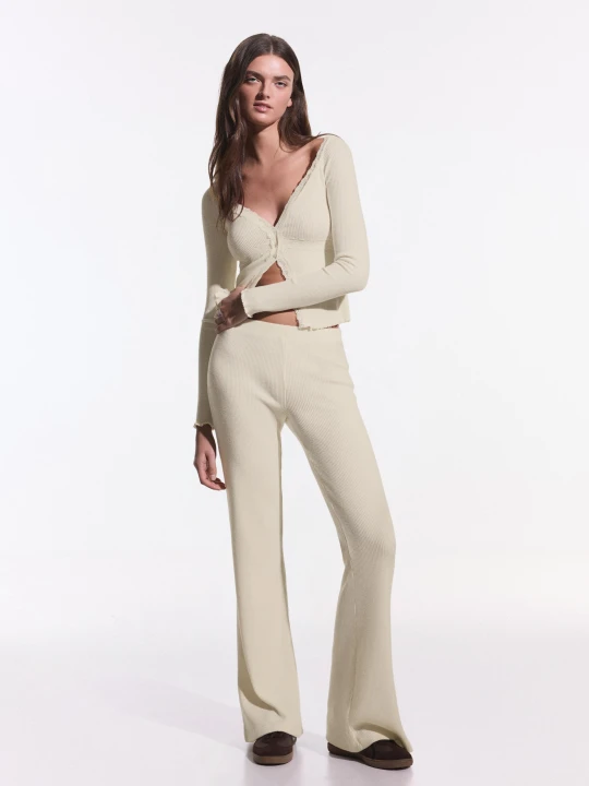 Zdjęcie produktu Bershka Spodnie O Kroju Flare Soft Touch Kobieta Kremowy