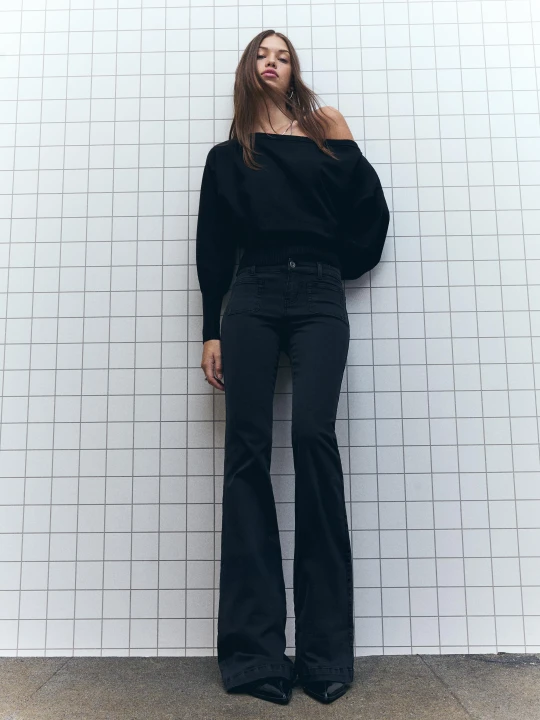 Zdjęcie produktu Bershka Spodnie O Kroju Flare Z Kieszeniami Z Patkami Kobieta Czarny