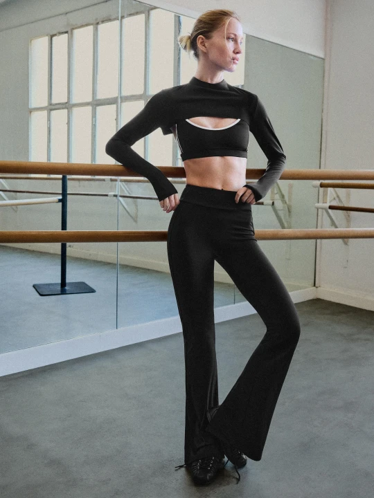 Zdjęcie produktu Bershka Spodnie O Kroju Flare Z Tkanina Techniczna Oddychająca I Szybkoschnąca Kobieta Czarny
