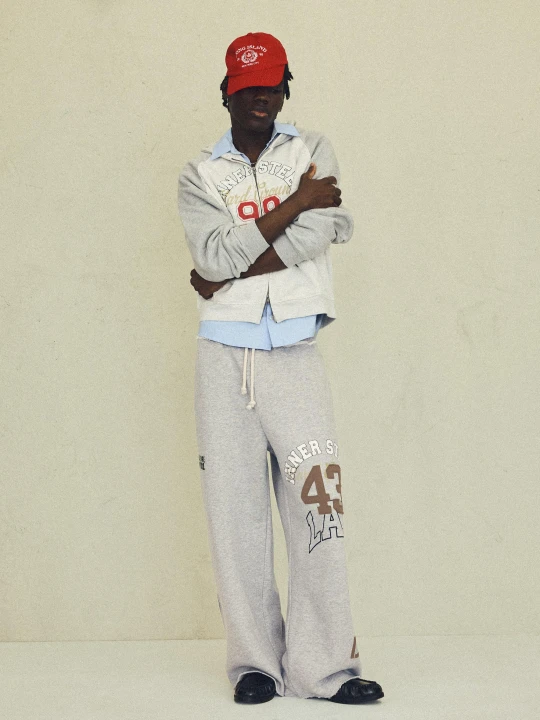 Zdjęcie produktu Bershka Spodnie O Kroju Super Baggy Z Naszywkami Mężczyzna Szary