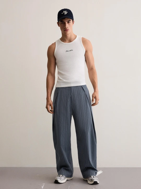 Zdjęcie produktu Bershka Spodnie O Kroju Super Baggy Z Podwójnymi Zakładkami Mężczyzna Granatowy