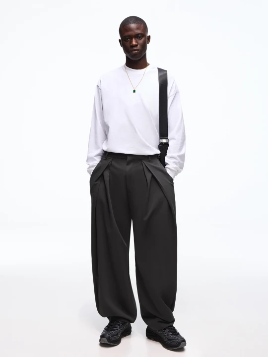 Zdjęcie produktu Bershka Spodnie O Kroju Super Baggy Z Zakładkami Tailoring Mężczyzna Ciemnoszary