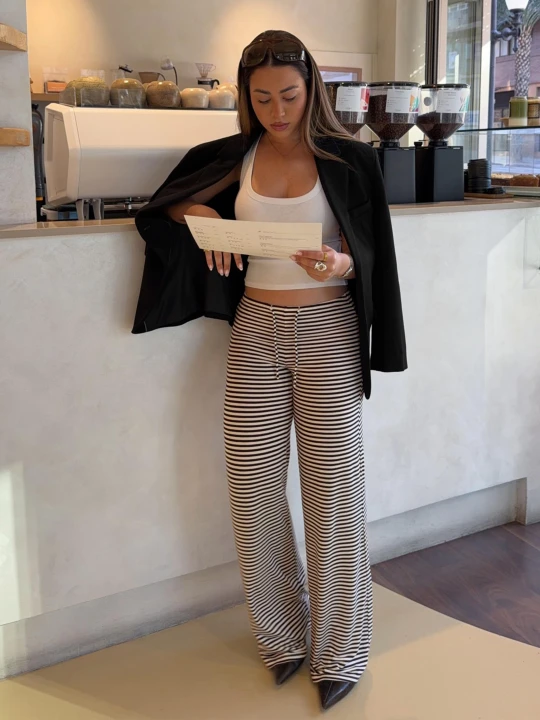 Zdjęcie produktu Bershka Spodnie Straight W Nadruk W Paski Kobieta Granatowy