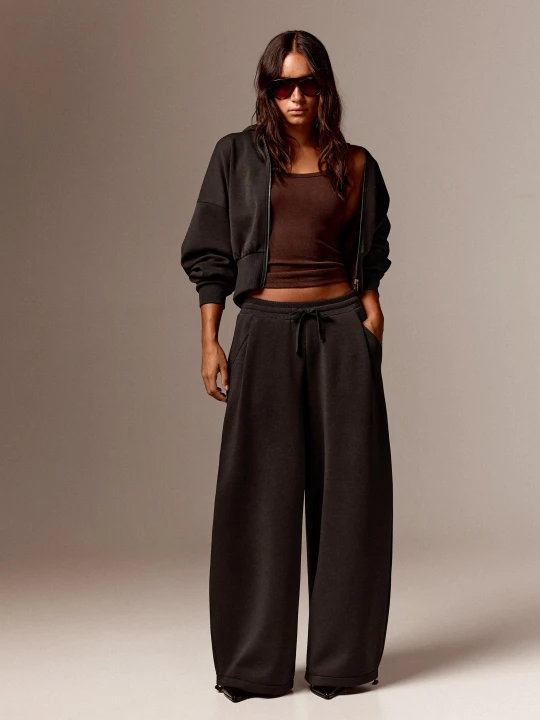 Zdjęcie produktu Bershka Spodnie Typu Barrel Z Modalu Kobieta Brązowy