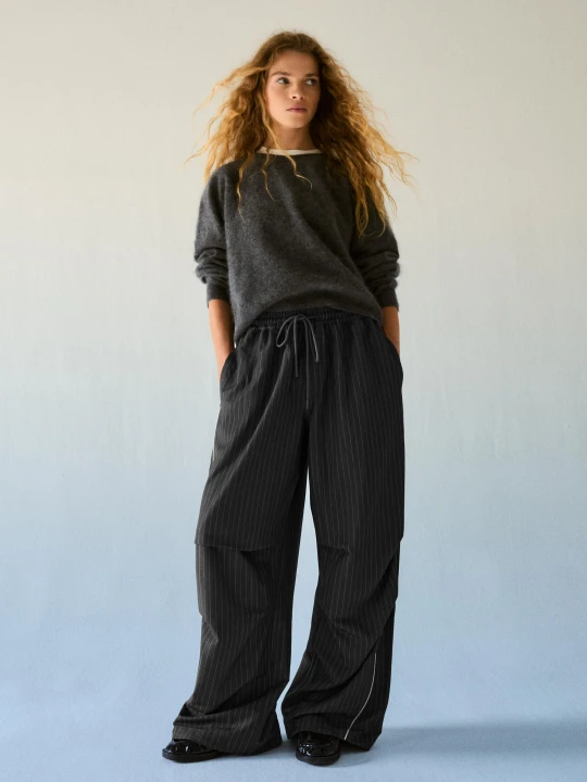 Zdjęcie produktu Bershka Spodnie Wide Leg Typu Parachute W Pasek Diplomática Kobieta Ciemnoszary