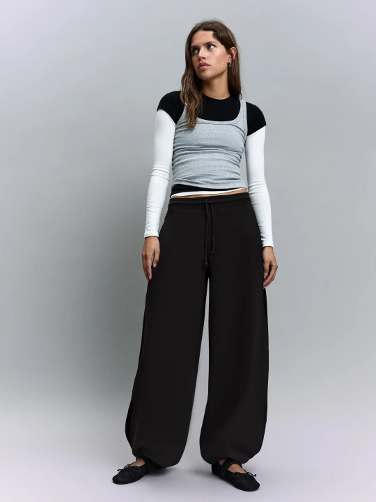 Zdjęcie produktu Bershka Spodnie Z Dzianiny Dresowej O Kroju Barrel Ze Stoperami Kobieta Czarny