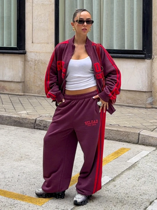 Zdjęcie produktu Bershka Spodnie Z Dzianiny Dresowej O Kroju Wide Leg Z Haftem Kobieta Bordowy