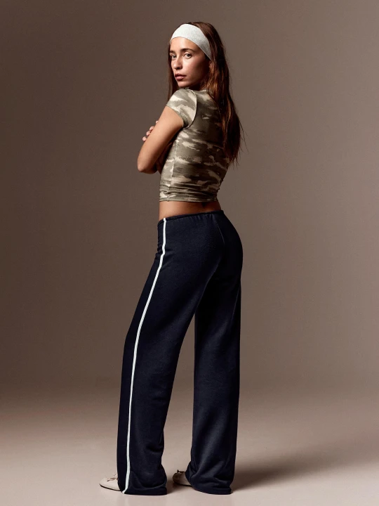 Zdjęcie produktu Bershka Spodnie Z Dzianiny Dresowej Z Lampasami Kobieta Granatowy