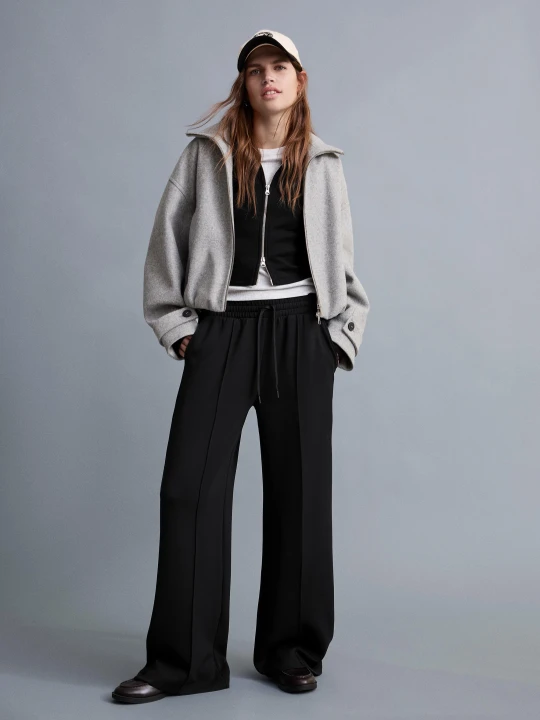 Zdjęcie produktu Bershka Spodnie Z Szerokimi Nogawkami Z Miękkiej Tkaniny Kobieta Czarny