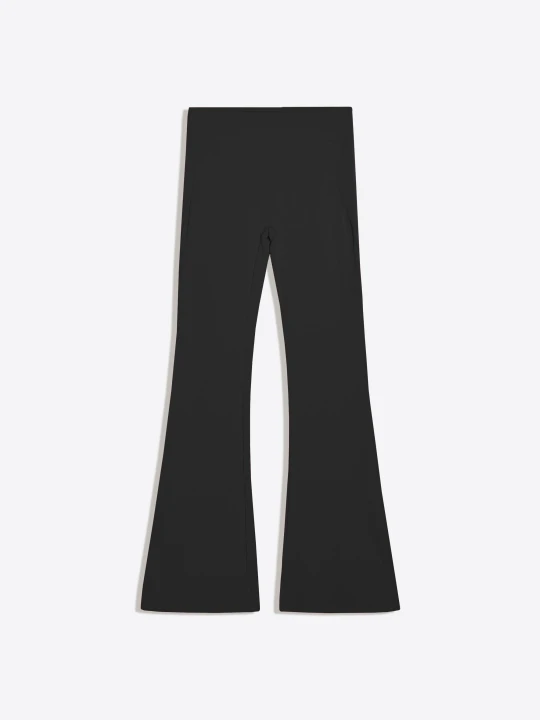 Zdjęcie produktu Bershka Spodnie O Kroju Flare Z Tkaniny Technicznej, Oddychające I Szybkoschnące Kobieta Czarny