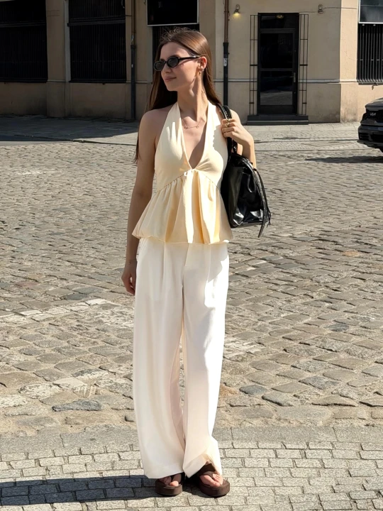 Zdjęcie produktu Bershka Top Halter Z Efektem Balonowego Kroju Kobieta Beżowy