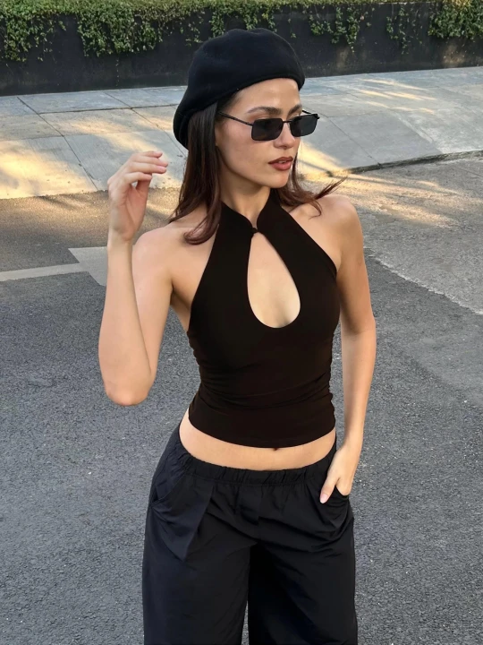 Zdjęcie produktu Bershka Top Halter Z Otwartym Dekoltem Kobieta Czarny