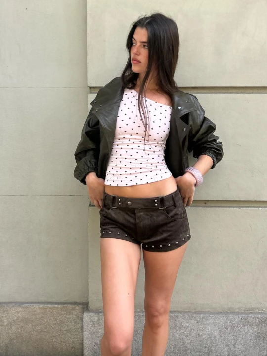 Zdjęcie produktu Bershka Zamszowe Shorty Z Ćwiekami Kobieta Zielony