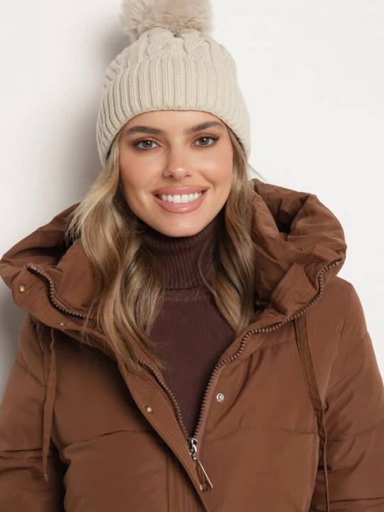 Zdjęcie produktu Beżowa Czapka Beanie w Warkoczowy Wzór z Pomponem i Futrzaną Wyściółką Feledi