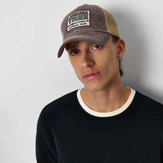 Zdjęcie produktu Beżowa czapka z daszkiem i naszywką trucker hat House szary
