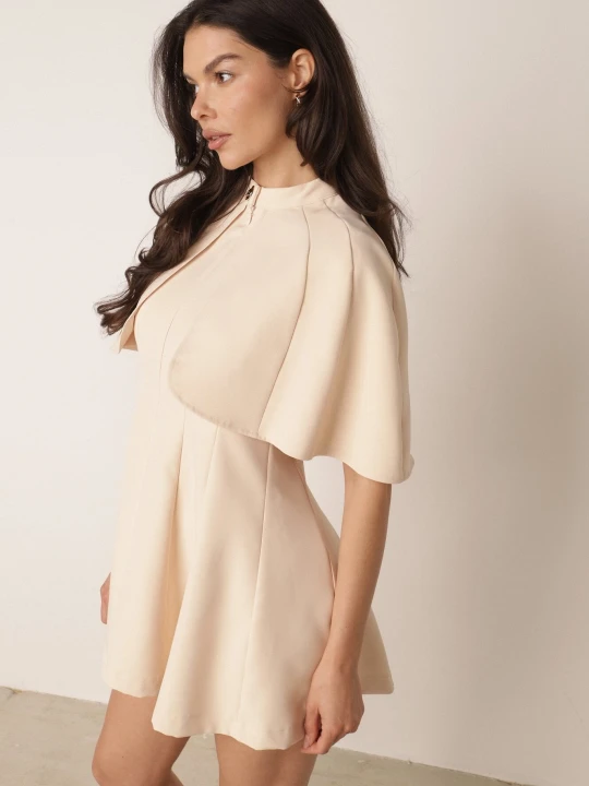 Zdjęcie produktu Beżowa Elegancka Sukienka Rozkloszowana z Narzutką Imitującą Pelerynkę Faneno Vices