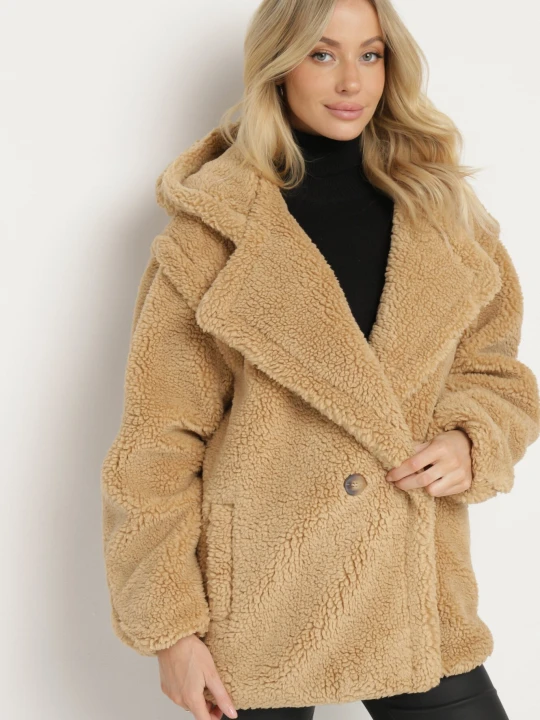 Zdjęcie produktu Beżowa Futrzana Kurtka Teddy z Kapturem Zapinana na Guziki Kejavia