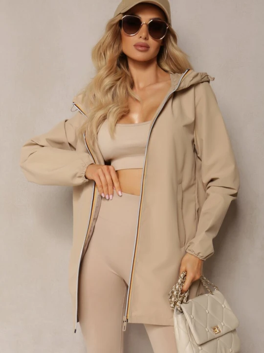 Zdjęcie produktu Beżowa Kurtka Długa Wiatrówka z Nieodpinanym Kapturem Liodesa Melya By Melody