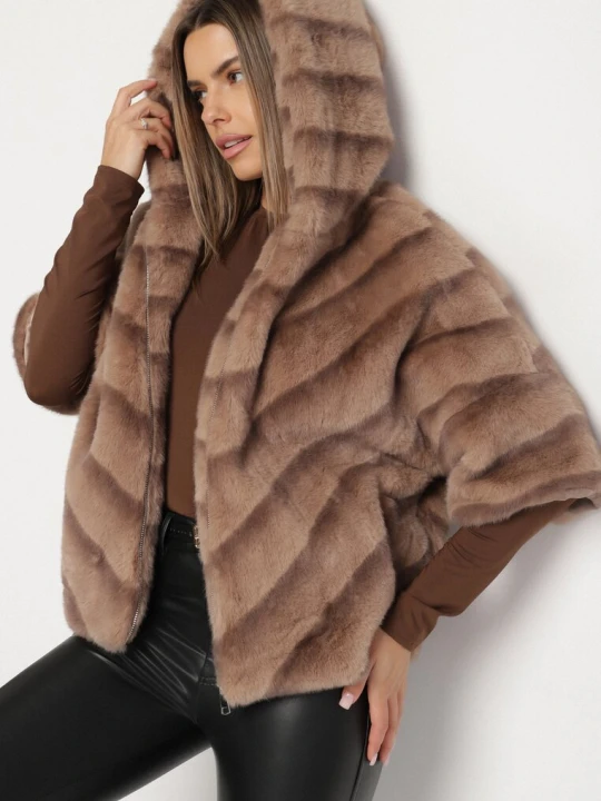 Zdjęcie produktu Beżowa Kurtka Futerko Oversize z Kapturem i Rękawami 3 / 4 Idanne Melya By Melody