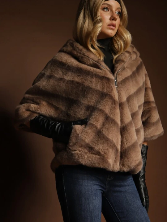 Zdjęcie produktu Beżowa Kurtka Futrzana o Kroju Oversize z Kapturem i Rękawami 3 / 4 Titene Melya By Melody