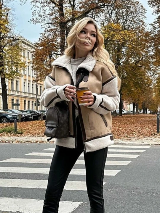 Zdjęcie produktu Beżowa Kurtka Pilotka ze Sztucznym Barankowym Futerkiem Phaerehe Elsa.m By May