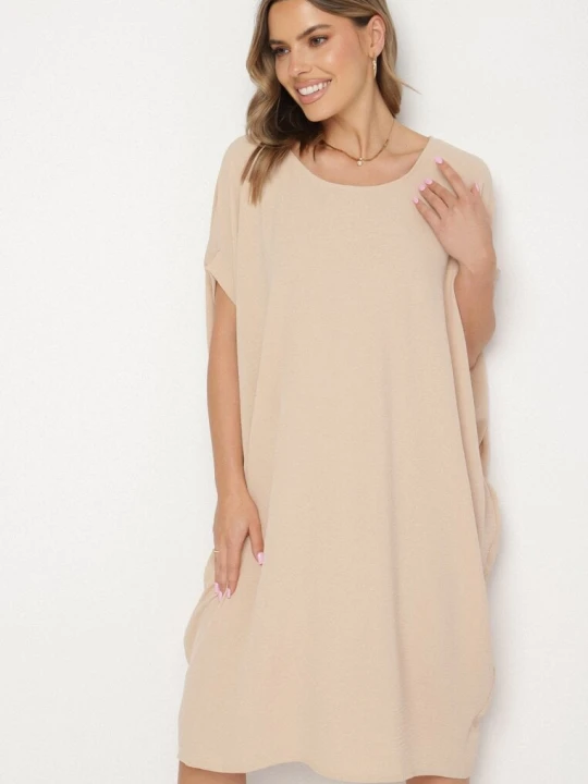 Zdjęcie produktu Beżowa Mini Sukienka z Krótkim Rękawem o Fasonie Nietoperza Kharson New Collection