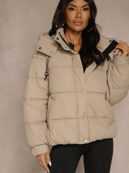 Zdjęcie produktu Beżowa Oversizowa Kurtka Puffer z Kapturem i Naszywką przy Rękawie Azine Swest