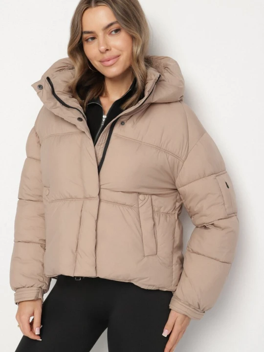 Zdjęcie produktu Beżowa Pikowana Kurtka Puffer z Kapturem i Kieszonką przy Rękawie Galieana Swest