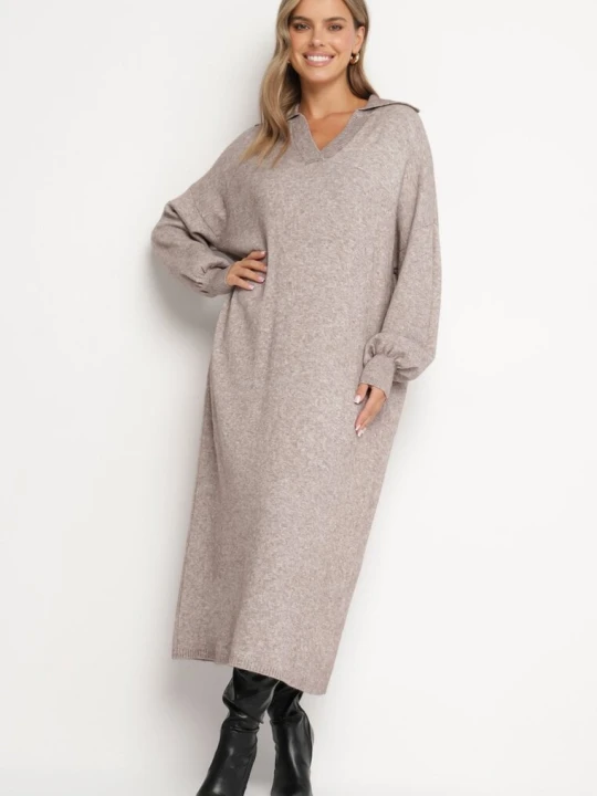 Zdjęcie produktu Beżowa Pudełkowa Sukienka Sweterkowa z Wiskozą Szerokimi Rękawami i Kołnierzykiem Rinfera M&d Fashion