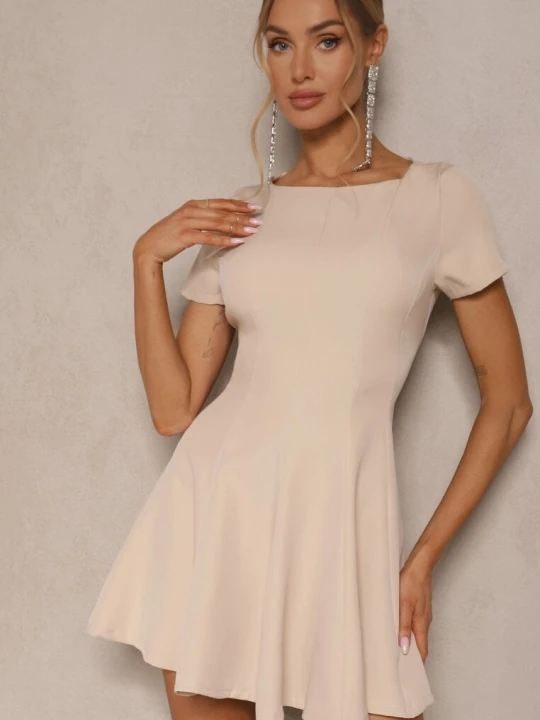 Zdjęcie produktu Beżowa Sukienka o Rozkloszowanym Kroju na Krótki Rękaw Zdobiona Przeszyciami Mepiza New Collection