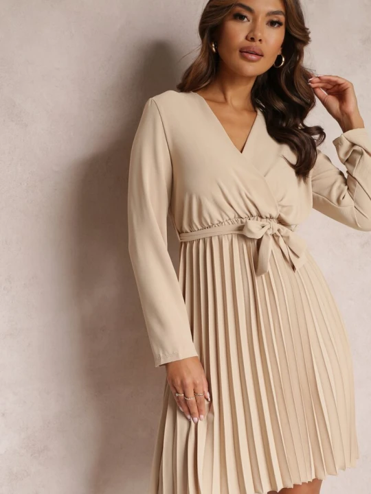 Zdjęcie produktu Beżowa Sukienka Plisowana z Materiałowym Paskiem Jaresa New Collection