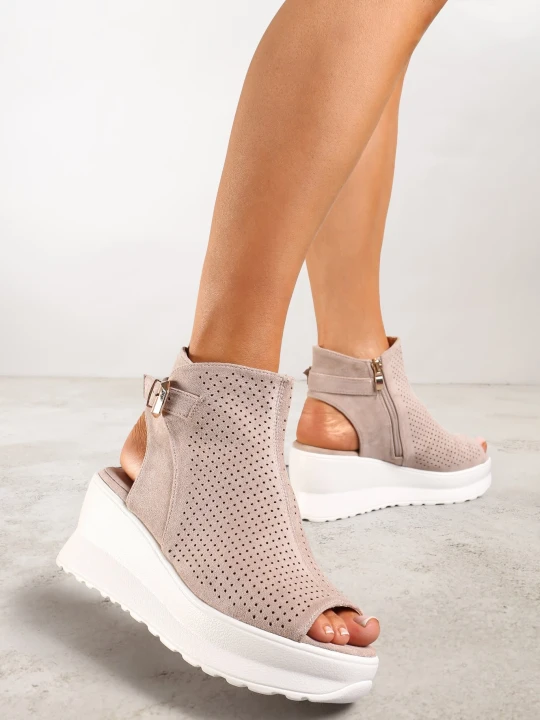 Zdjęcie produktu Ciemnobeżowe Ażurowe Sandały na Koturnie z Noskiem Peep Toe i Odkrytą Piętą Bhanios Beżowy