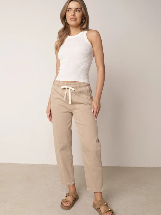 Zdjęcie produktu Beżowe Bawełniane Jeansy Mom Fit z Wysokim Stanem i Wiązaniem w Talii Raeney Milas91