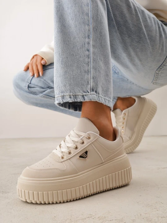 Zdjęcie produktu Beżowe Chunky Sneakersy z Trójkątną Aplikacją VICES na Platformie Cezaline