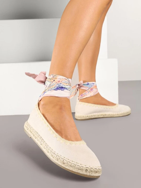 Zdjęcie produktu Beżowe Espadryle ze Wzorzystym Wiązaniem Przy Kostce Zdobione Plecionką Lortevia