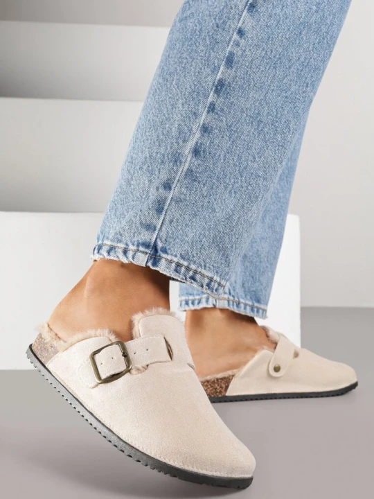 Zdjęcie produktu Beżowe Kapcie Typu Chodaki na Podeszwie z Korka Ozdobione Klamrą Alanelle Shoes